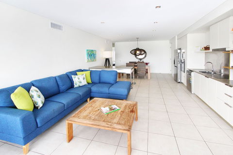 Blue On Blue Apartment 933 - Accommodation Guide 2
