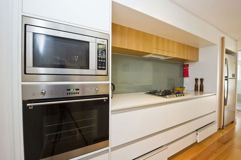 Maggies Beachfront Apt. 4 - Accommodation Guide 2