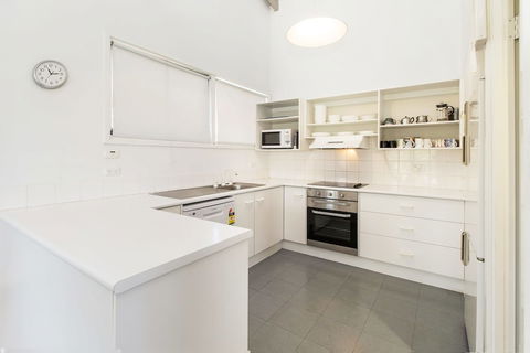 'Matilda' - Spacious & Centrally Located With Great Lake Views - Accommodation Asia 2