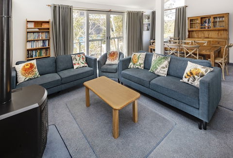 'Matilda' - Spacious & Centrally Located With Great Lake Views - Accommodation Asia 1