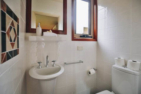 Edzell - Stunning Waterfront Home - Accommodation Asia 3