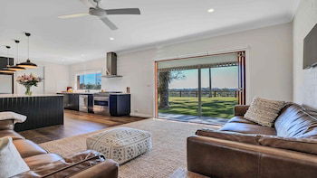 Your Luxury Escape - Paul's Farmhouse - Accommodation Guide 1