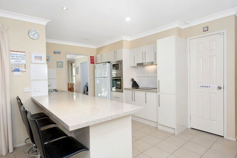 The Bay House 48 Government Road - Accommodation Guide 4