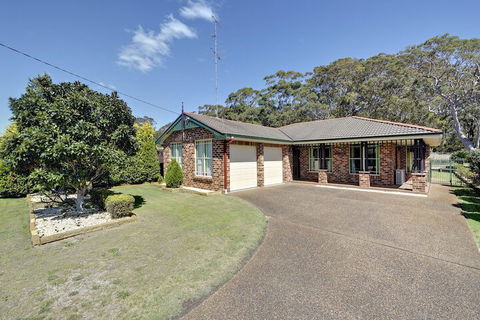 The Bay House 48 Government Road - Accommodation Guide 5