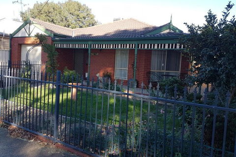 Cobram Cottage - Accommodation Guide 1
