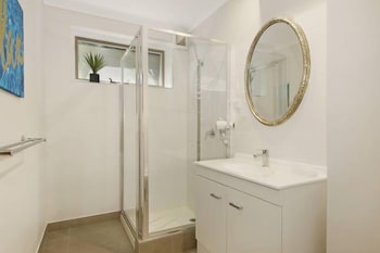 Cedar 6 - Fully Renovated Apartment - Accommodation Asia 6