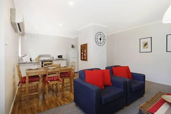 Cedar 6 - Fully Renovated Apartment - Accommodation Asia 4