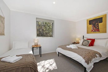 Cedar 6 - Fully Renovated Apartment - Accommodation Asia 2