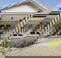 Collins Retreat - 4 Bedroom home with Pool - Accommodation Asia