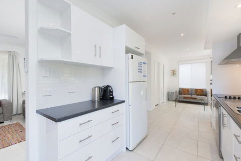 Ronald Avenue 101 Sea Behind The Trees - Accommodation Guide 6