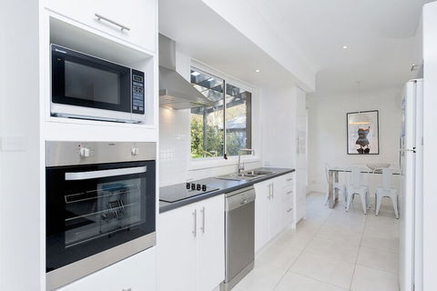 Ronald Avenue 101 Sea Behind The Trees - Accommodation Guide 5