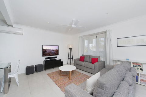 Ronald Avenue 101 Sea Behind The Trees - Accommodation Guide 4