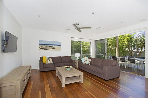 Banzai On The Beach - Accommodation Guide 1