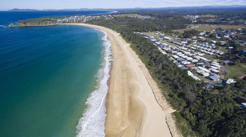 Beachfront Hallidays Point - Accommodation Guide 2