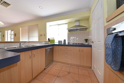 Redcliff Home Close To City & Airport - Accommodation Asia 6