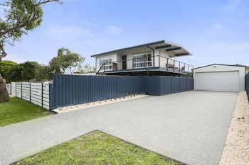 Upstairs Cottage On Beachurst - Accommodation Guide 0