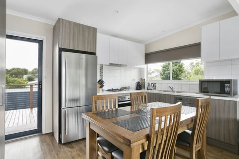 Upstairs Cottage On Beachurst - Accommodation Guide 1