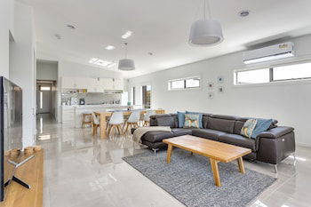 Diamond Bay Beach House - Accommodation Guide 0