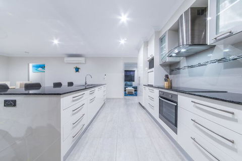 Whitsunday Sands - Cannon Valley - Accommodation Guide 2