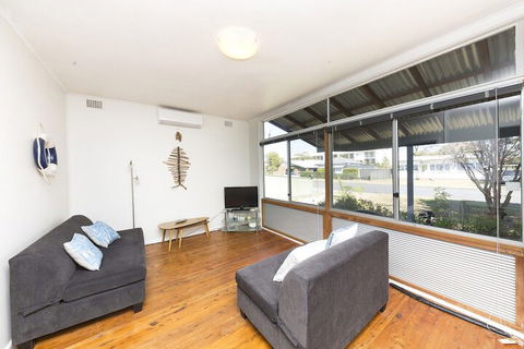 Douglas Cottage - Accommodation Guide 7