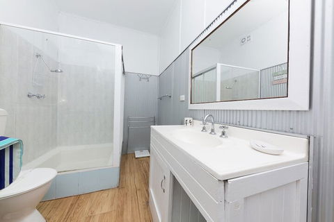 Douglas Cottage - Accommodation Guide 3