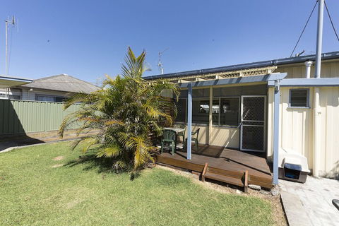 Douglas Cottage - Accommodation Guide 5