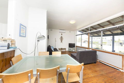 Douglas Cottage - Accommodation Guide 2