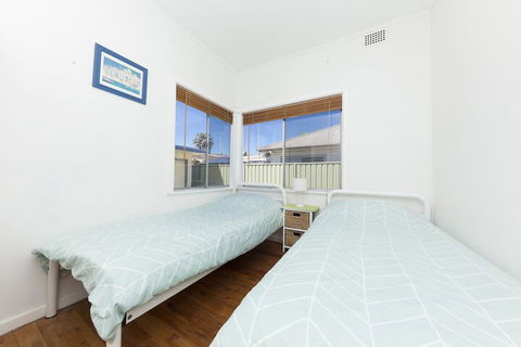 Douglas Cottage - Accommodation Guide 4