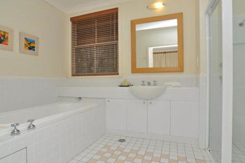 Villa Merlot Located Within Cypress Lakes - Accommodation Asia 5