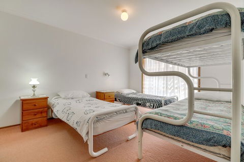 Lowes On The Lakes - Accommodation Asia 7