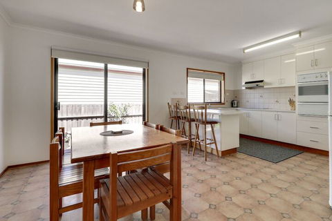 Lowes On The Lakes - Accommodation Asia 5