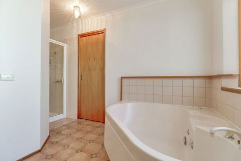 Lowes On The Lakes - Accommodation Asia 6