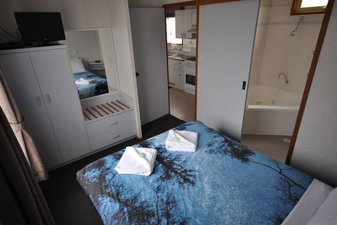 Dylene Caravan Park - 2 Br Family Cabin With Air - Accommodation Guide 6