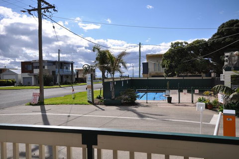 Dylene Caravan Park - 2 Br Family Cabin With Air - Accommodation Guide 3