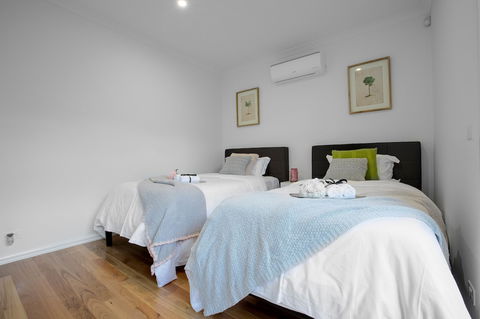 AUJOY 3 Bed Townhouse Burwood 1 - Accommodation Asia 6