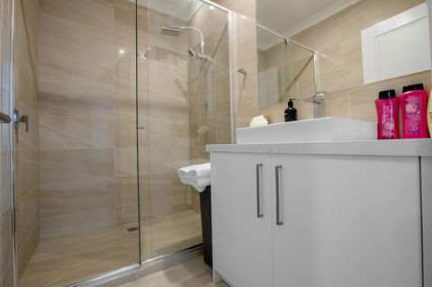 AUJOY 3 Bed Townhouse Burwood 1 - Accommodation Asia 2