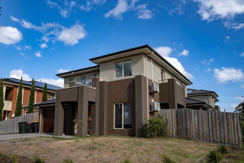 AUJOY 4 Bed Townhouse Glen Waverley - Accommodation Asia 1