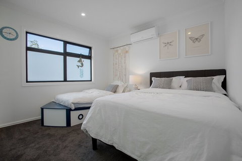 AUJOY 4 Bed Townhouse Burwood 2 - Accommodation Guide 4