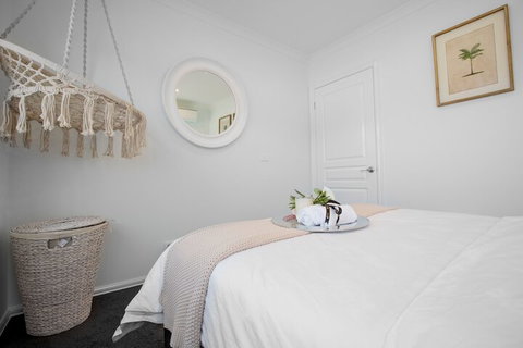 AUJOY 4 Bed Townhouse Burwood 2 - Accommodation Guide 5