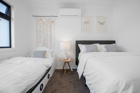 AUJOY 4 Bed Townhouse Burwood 2 - Accommodation Guide 6