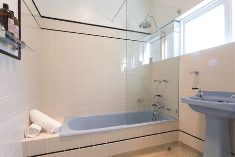 Deco Beach Luxury Apartments - Accommodation Asia 7