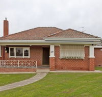 Red Brick Beauty - Central Cottage - Accommodation Asia