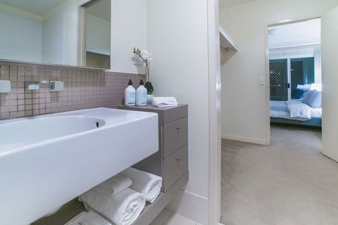 Absolute Riverfront One Bedroom Apartment - Accommodation Asia 5