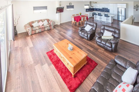 The Oasis 6 Turnberry Drive - Accommodation Asia 6
