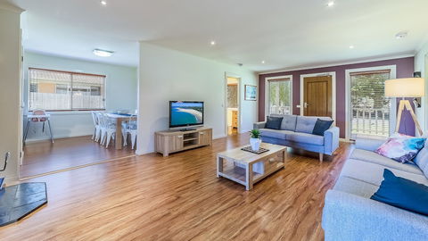 Loch Retreat 550m TO Town - Accommodation Asia 6