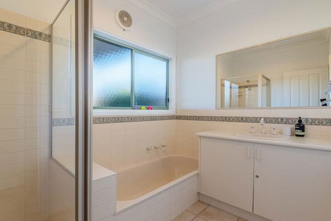 Beach Views On Beilby Free Wifi & Foxtel PET Friendly - Accommodation Guide 7