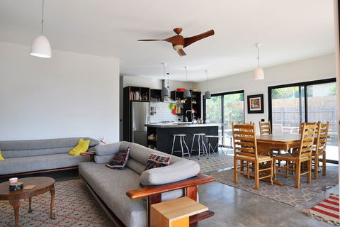 Armstrongs Close TO Beach - Accommodation Guide 3