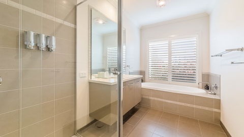 Oceans 11 Surfside Wifi & Foxtel PET Friendly - Accommodation Guide 5