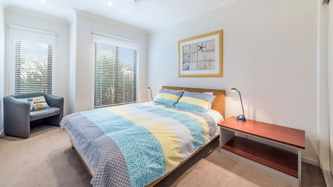 Oceans 11 Surfside Wifi & Foxtel PET Friendly - Accommodation Guide 1