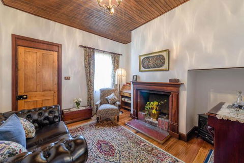 Sargeants & Armoury Cottages 1823 - Accommodation Guide 5